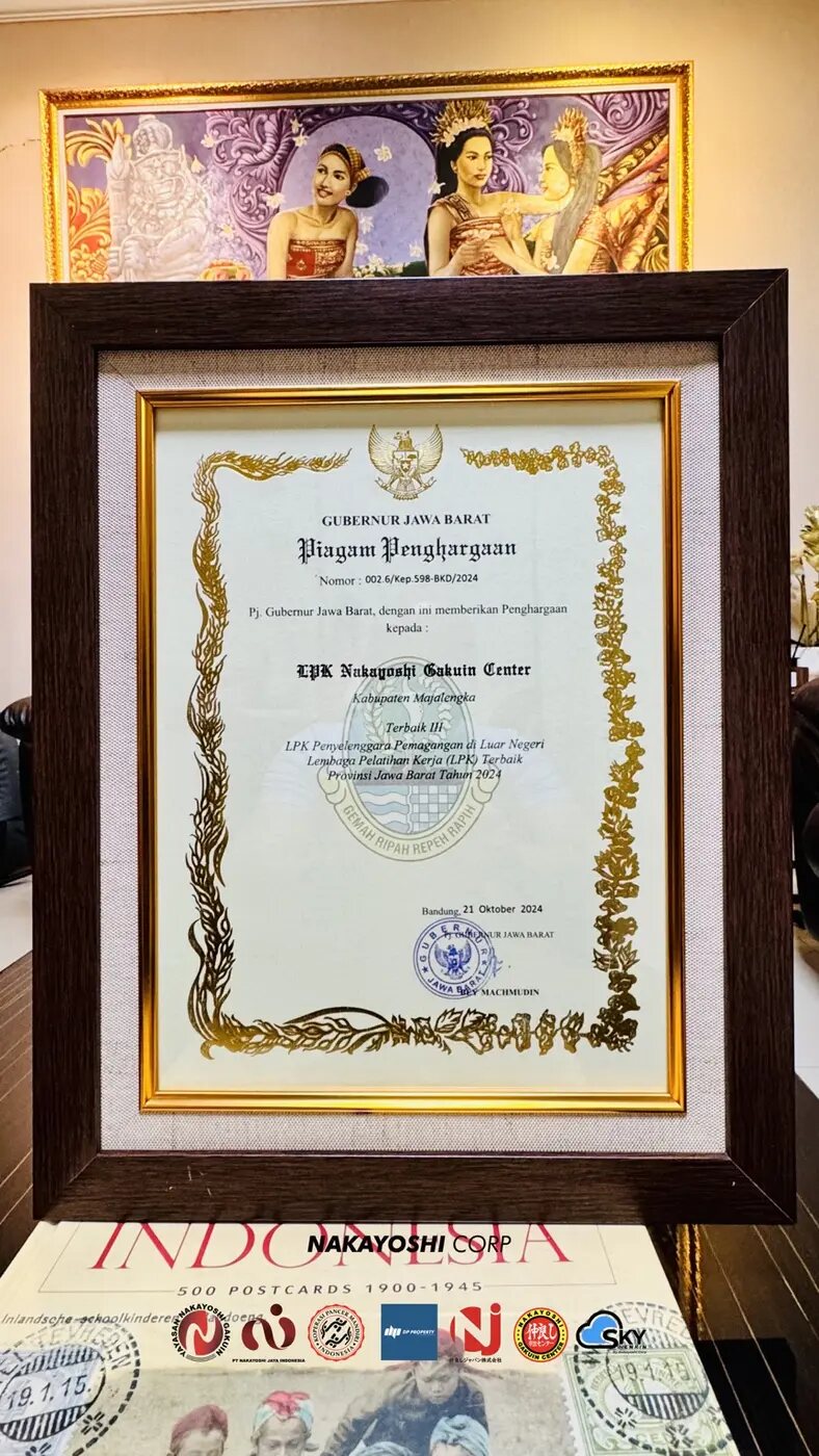 Piagam penghargaan Terbaik III LPK Terbaik Provinsi Jawa Barat 2024