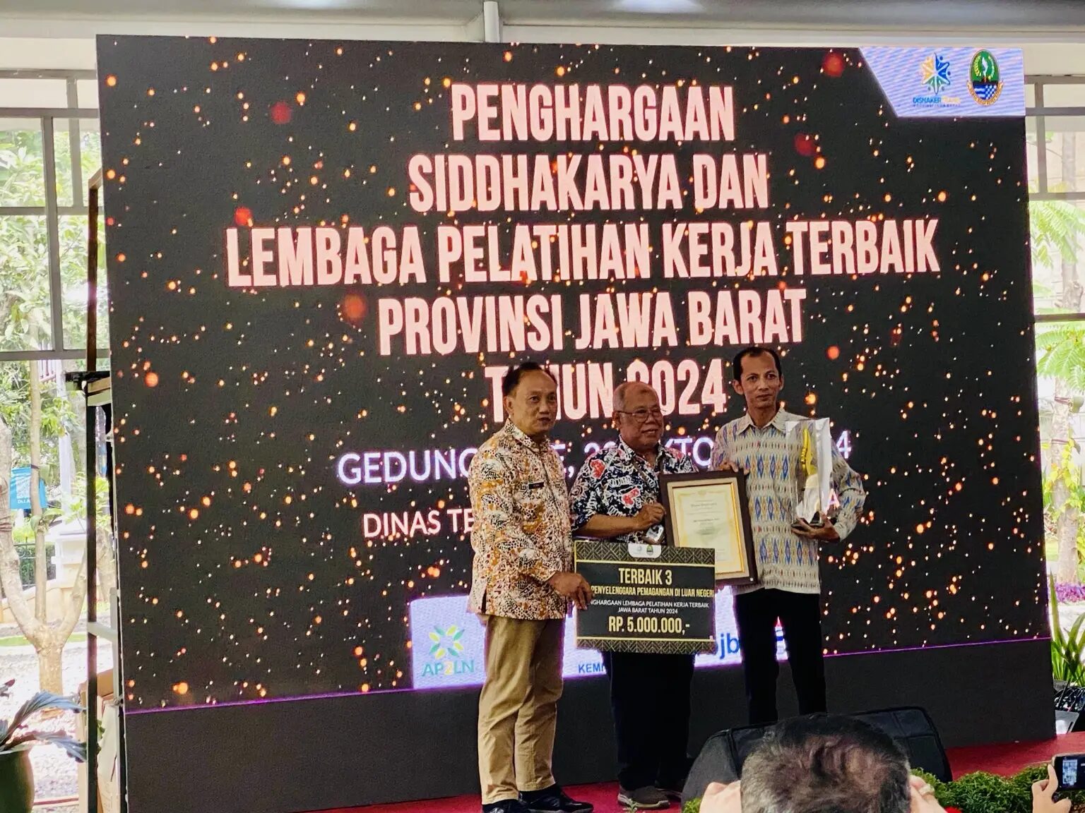 Penyerahan penghargaan Terbaik III LPK Terbaik Provinsi Jawa Barat 2024 kepada Nakayoshi Gakuin Center