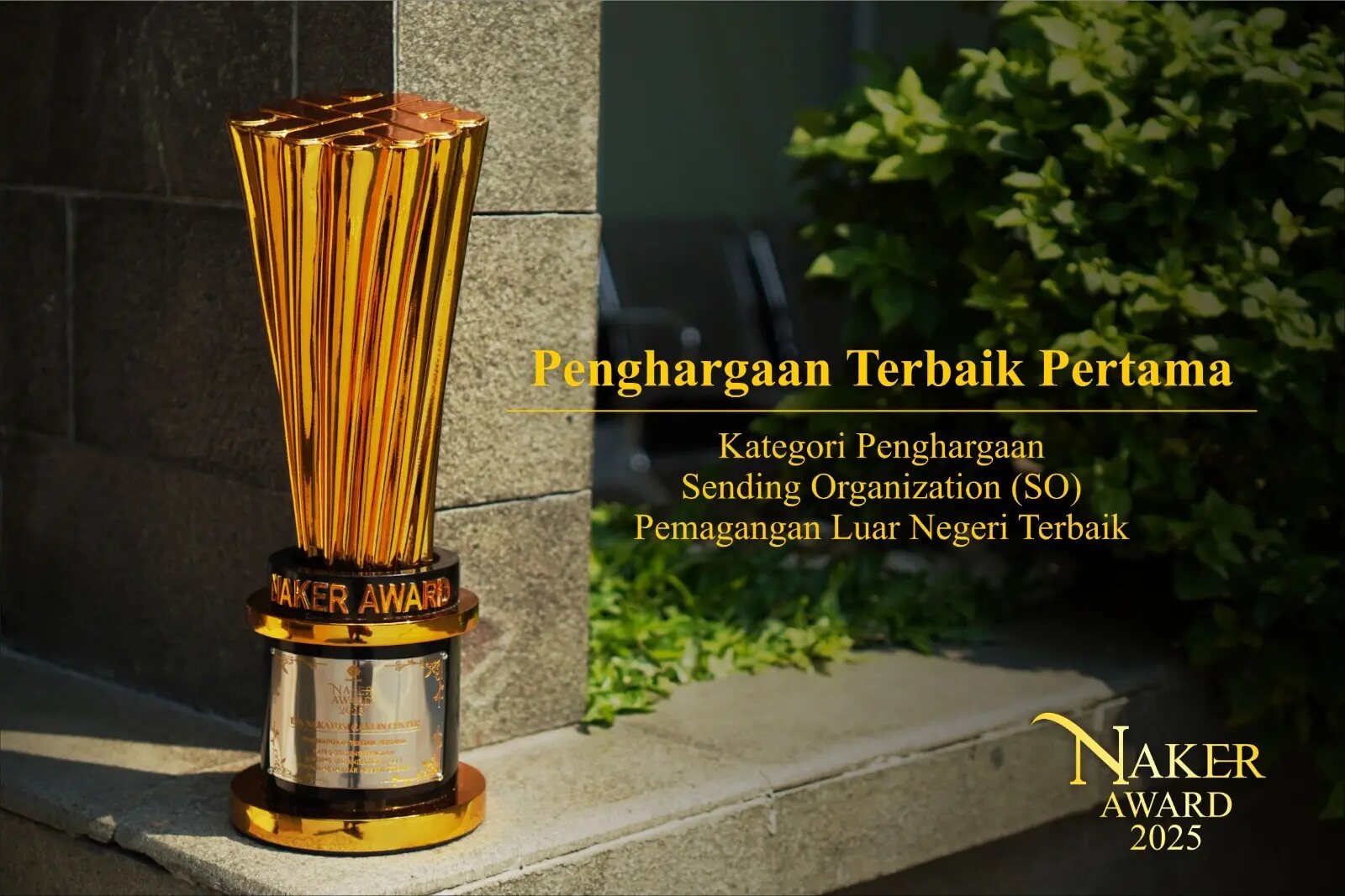 Piala Naker Award 2025 dengan keterangan Penghargaan Terbaik Pertama kategori Sending Organization pemagangan luar negeri