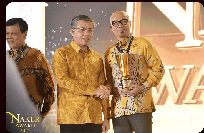 Penyerahan trofi Naker Award 2025 kepada Nakayoshi Gakuin Center